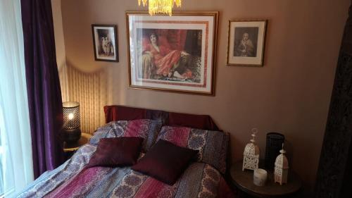 a bedroom with a bed and a picture on the wall at 1 Dbl Bed Ground Floor Modern Oriental Flat Greenwich Park in London