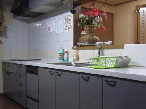 a kitchen with a sink and a counter top at Minato Oasis Numazu / 沼津観光の中心、伊豆観光の拠点に好立地！沼津港に位置し交通・飲食・コンビニ等至便です！ in Numazu