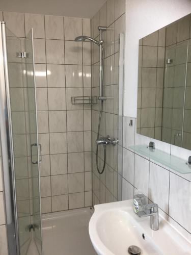 W łazience znajduje się prysznic i umywalka. w obiekcie Ferienwohnung - Pfullingen - Reutlingen w mieście Pfullingen