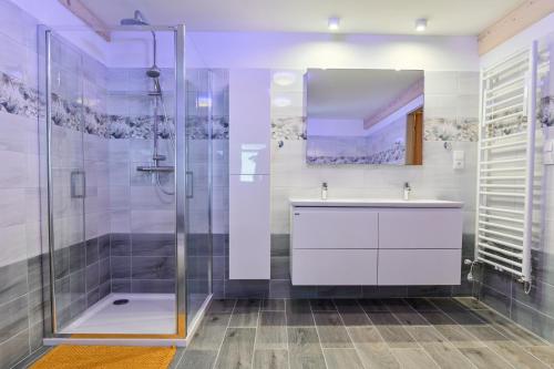 a bathroom with a shower and a sink at Pension Na Vyhlídce in Janov nad Nisou