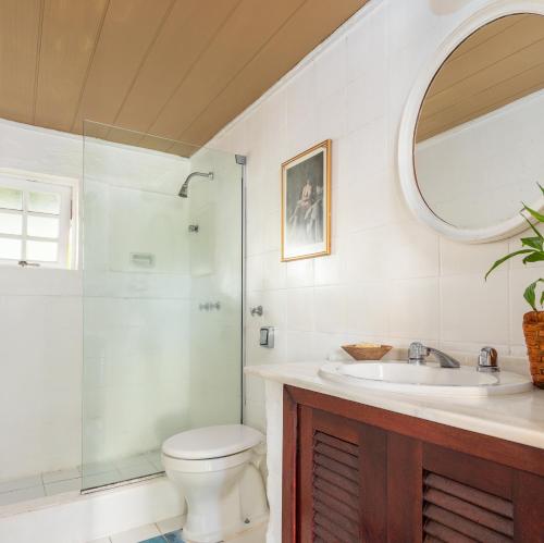 une salle de bain avec toilettes, lavabo et douche dans l'établissement Pousada Vila do Mar, à Búzios