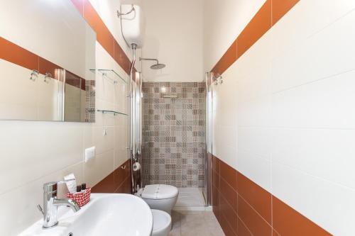 a bathroom with a toilet and a sink at Morfeo Charming Rooms & Relax in Avola