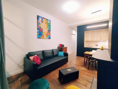 un salon avec un canapé et une table dans l'établissement Kutxa Belza au coeur de Bayonne, à Bayonne