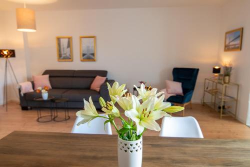 a vase of flowers on a table in a living room at Landhaus Wiesenblick in Zarrendorf