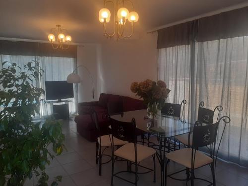 Villa san salvador Torreilles plage في توراي: غرفة معيشة مع طاولة وأريكة