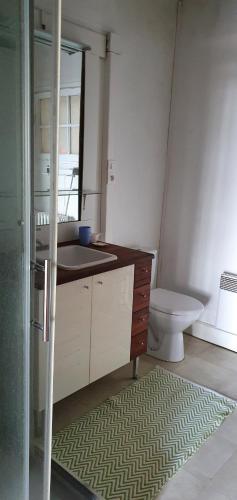une salle de bain avec un lavabo et des toilettes dans l'établissement ML83, à Sanary-sur-Mer