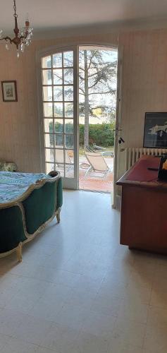 um quarto com uma cama e uma porta de vidro deslizante em ML83 em Sanary-sur-Mer