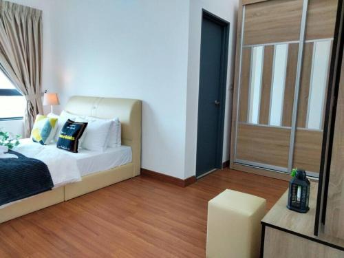 Ένα ή περισσότερα κρεβάτια σε δωμάτιο στο Link 2 Residence Bukit Jalil I HomeBrickz