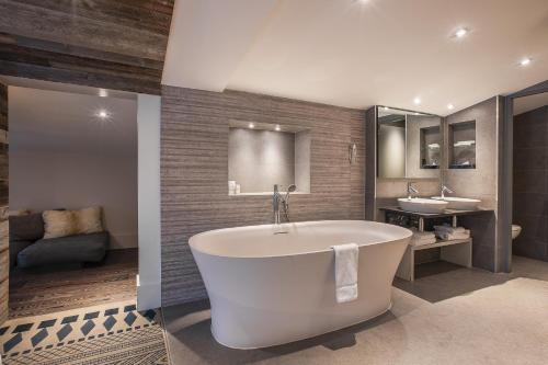 Koupelna v ubytování Chalet Hôtel Le Prieuré & Spa