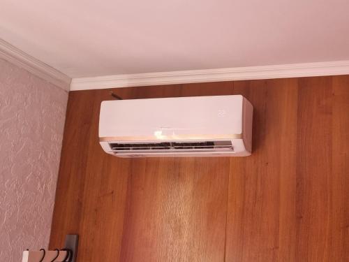 a air conditioner on the wall of a room at Найкраще розташування у місті Нові smart-квартири in Uzhhorod