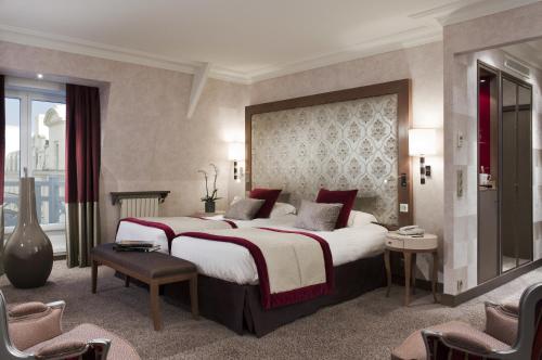 Ένα ή περισσότερα κρεβάτια σε δωμάτιο στο Grand Hôtel Des Thermes
