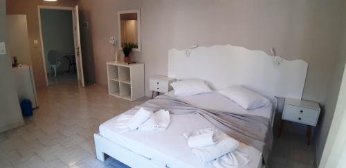 Gallery image of blue & white askeli studios in Poros