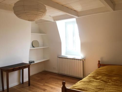 Schlafzimmer mit einem Bett und einem Fenster in der Unterkunft Charmante maison de pêcheur à Trouville sur Mer in Trouville-sur-Mer