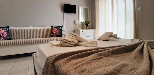 A bed or beds in a room at blue & white askeli studios