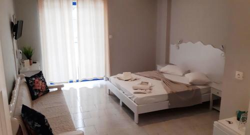 Gallery image of blue & white askeli studios in Poros