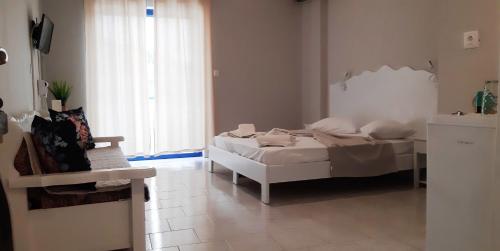 Gallery image of blue & white askeli studios in Poros
