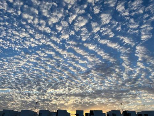 un cielo nublado sobre una ciudad con edificios en Suite Dreams Fuerteventura, en Villaverde
