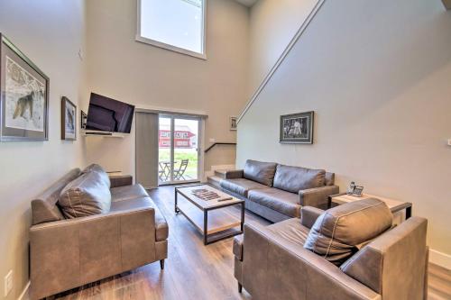 Imagen de la galería de Modern Swan Valley Townhome with Walking Trails, en Swan Valley