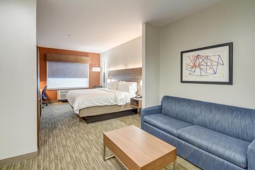 En eller flere senge i et værelse på Holiday Inn Express Hotel & Suites Foley, an IHG Hotel