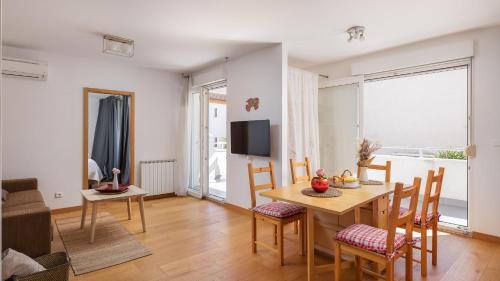 Televízia a/alebo spoločenská miestnosť v ubytovaní Apartment Zenta with terrace and sea view, 4 min walk to the beach