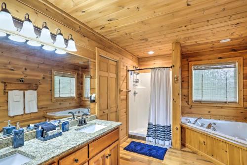 Et badeværelse på Serene Blue Ridge Cabin about 3 Mi to Downtown!