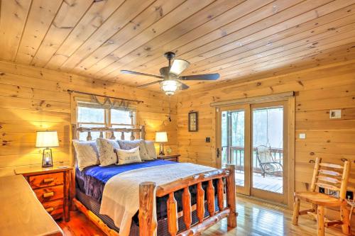 En eller flere senge i et værelse på Serene Blue Ridge Cabin about 3 Mi to Downtown!