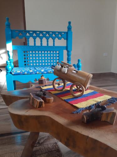 una mesa de madera con un tren de juguete encima en Casa San Lorenzo, en Barichara