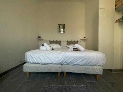 カンヌにあるCannes Conseil Immo - Appartement 1 chambre, zone semi piétonne -Tol-のベッド(白いシーツ、枕付)