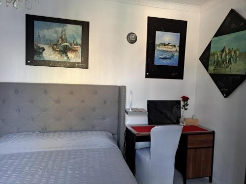 une chambre avec un lit et un bureau avec une chaise dans l'établissement SUITE-Junior -Villa HÉLÈNE - Montpellier Sud - aéroport- PISCINE Privée-2mn des plages, à Pérols