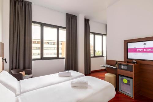Un pat sau paturi într-o cameră la B&B Hotel Sassuolo