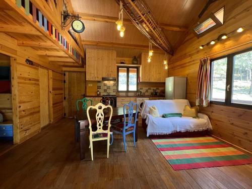 uma cozinha e uma sala de estar num chalé de madeira em Rustic Cabin in the Woods/Cabaña en el bosque em Girona