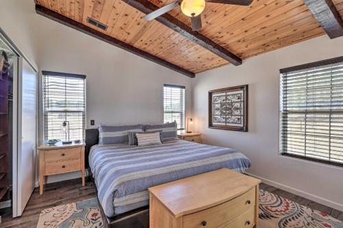 Un dormitorio con una cama y un techo de madera. en Modern Flagstaff Home Deck, Patio and Fire Pit, en Mountainaire