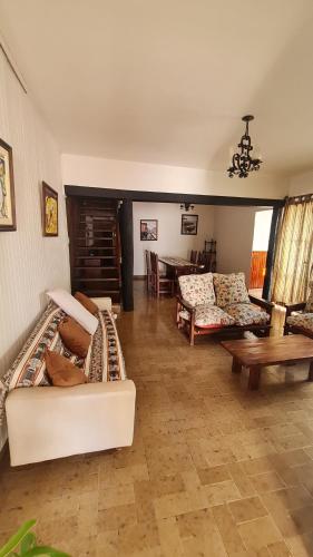 Sala de estar con 2 camas y mesa en Casa de Güemes Salta Capital en Salta