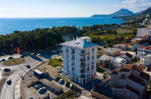 een luchtzicht op een stad met de oceaan bij Nevenka in Bar