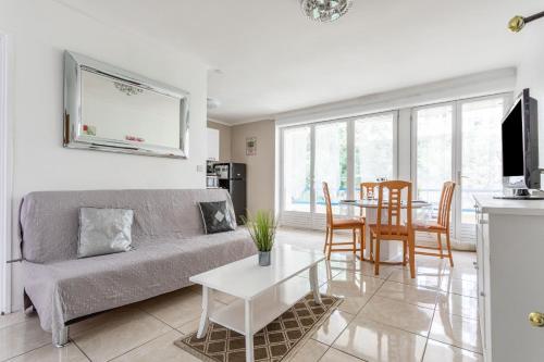 un salon avec un canapé et une table dans l'établissement Le Balador - 3 étoiles proche thermes, à Amélie-les-Bains-Palalda