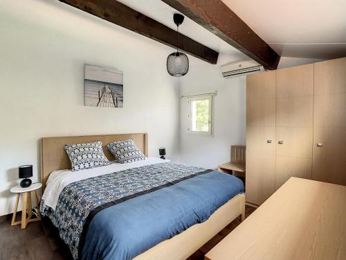 A bed or beds in a room at La Casa Mandelieu