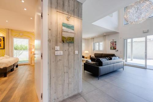 a living room with a wooden door and a couch at Le Kube - Appartements de Prestige au centre d'Annecy in Annecy
