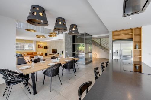a dining room and kitchen with a table and chairs at Le Kube - Appartements de Prestige au centre d'Annecy in Annecy