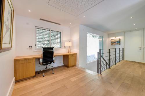 an office with a desk and a chair in a room at Le Kube - Appartements de Prestige au centre d'Annecy in Annecy