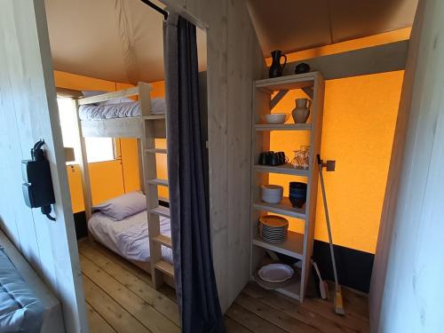 Cette petite chambre comprend des lits superposés et un lit. dans l'établissement Tente Medley (6p) proche Fécamp Etretat, à Colleville