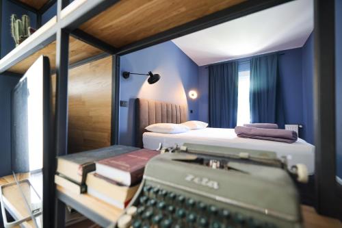 een kamer met 2 bedden en een oude typemachine bij Seaview holiday house Mali Rog in Zadar