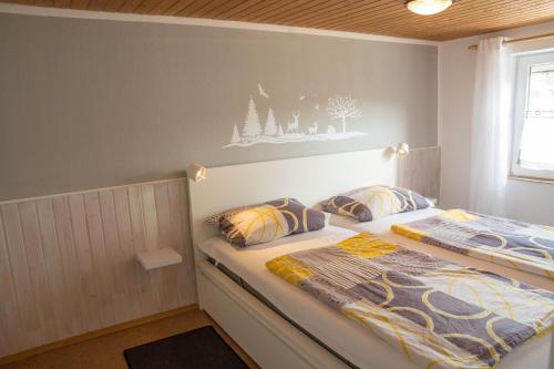 a bedroom with two beds and a window at Ferienwohnung Kleiner Spatz in Leutkirch im Allgäu