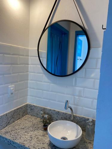 a bathroom with a sink and a mirror at Espaço Tropicália in Pirenópolis