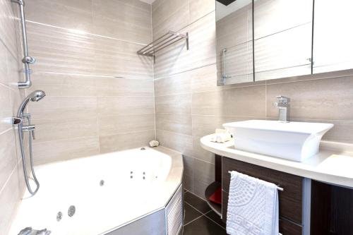 Un baño de Luxury Marina 4BR apartment by Airsuite