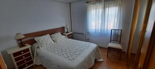 1 dormitorio con 1 cama, 1 silla y 1 ventana en Apartamento Sopuente en Selaya