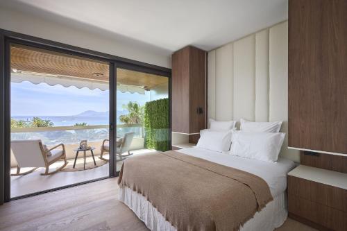 een slaapkamer met een bed en uitzicht op de oceaan bij La REALE 2 BEDS CROISETTE BEACHES Sea VIEW Parking FREE in Cannes