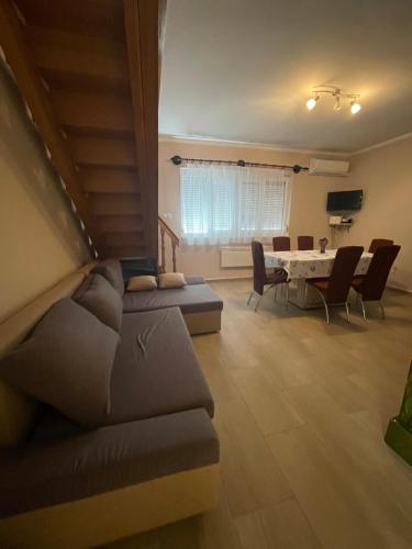 - un salon avec un canapé et une table dans l'établissement Betti, à Balatonkeresztúr