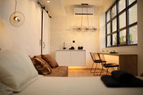 een woonkamer met een bank en een tafel bij CityBee in Athene