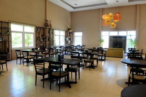 En restaurang eller annat matställe på Howard Johnson Hotel & Resort Funes