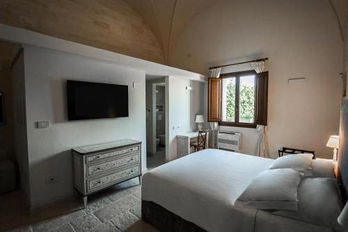 Tempat tidur dalam kamar di Masseria Torleanzi Wine Relais